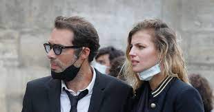 Le couple est arrivé bras dessus bras dessous, sourire jusqu. Exclusif Nicolas Bedos Et Pauline Desmonts Sorties De La Messe Hommage A Jean Loup Dabadie En L Eglise Saint Germain Des Pres A Paris Le 23 Septembre 2020 Purepeople