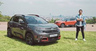 Le c5 aircross a fait de la famille son credo avec de nombreux rangements disséminés dans l'habitacle et surtout trois sièges arrière indépendants, coulissants et équipés de dossiers inclinables. Citroen C5 Aircross Blue Citroen C5 Aircross Review