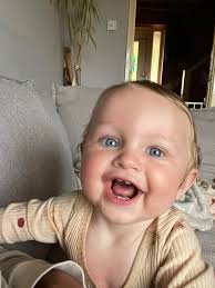 Can someone change the background of this photo?