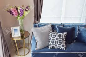 Senza spostarvi dalla vostra abitazione potete ordinare la quantità e la qualità a vostra scelta, senza. Immagini Stock Navy Blu Classico Divano Moderno E Retro Cuscini Grigi E Blu Con Un Vaso Di Orchidee Bella Sul Tavolino In Angolo Soggiorno Image 56114590