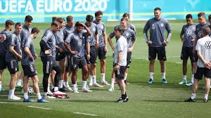 Beim em spiel dänemark gegen finnland ist der dänische fußballspieler christian eriksen plötzlich kollabiert. Tre6fse5dbjyim