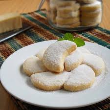 Tutorial kuliner | kue putri salju merupakan kue kering yang berbentuk bulan sabit dengan ditaburi gula pasir yang halus berwarna putih. Resep Kue Putri Salju Rumahan Enak Renyah Dan Lembut