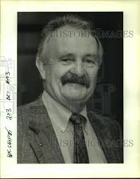 1990 Press Photo Steamship Captain Cal Cunningham speaks to fourth graders 