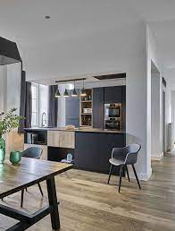 Cuisine avec portes gris foncé et dessus de table en bois de cerisier (mélaminé). Cuisine Moderne Noir Et Bois Mobalpa