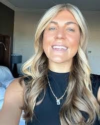 Anna Connelly's Instagram, Twitter & Facebook