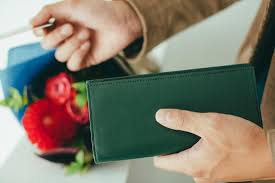 風水で緑の財布はどんな効果がある？2025年のラッキーカラーもご紹介 | あなたとつながる | つながるコラム | オーダーメイド革製品「JOGGO」