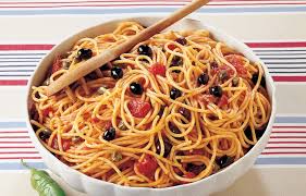 Ricetta Spaghetti Alla Puttanesca Un Classico Italiano Ricetta Ricette Pasti Italiani Ricette Pasta Al Sugo