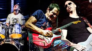 Utilisé pour jouer de certains instruments de musique à cordes frottées, un archet est une baguette de bois sur laquelle est fixée une mèche en crin de cheval. Mix Art Myrys Un Archet Dans Le Yucca Anniversaire