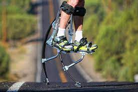 air trekkers エアトレッカーズ は履いてジャンプすると最高３メートルまで跳躍可能な新型の竹馬 air trekkers stilts jumping stilts