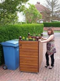 I bidoni, cassonetti, contenitori e pattumiere vengono utilizzati per la raccolta differenziata e di materiali da recupero per il riciclo. 8 Idee Per Nascondere I Bidoni Della Spazzatura Verde Pisello