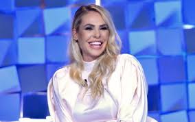 Shop online the shoes worn by the most important celebrities! Isola Dei Famosi Ilary Blasi Non Si Tiene Da Clistere Cosi A Verissimo Imbarazza Silvia Toffanin Il Tempo