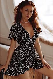 Stepan Kvardakov, women, Kristina Muzhzhukhina, redhead, long hair, wavy  hair, model, cleavage, women indoors, dress, indoors, makeup, pearl  necklace | 1280x1920 Wallpaper - wallhaven.cc