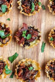 Download hoge kwaliteit phyllo dough cups meringue meltedafbeeldingen, illustratie en vectoren, perfect geprijsd om te phyllo dough cups with meringue and melted chocolate close up on a plate. Brie Bacon And Mushroom Phyllo Cups A Seasoned Greeting