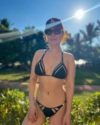 Рамина Эсхакзай в бикини с пикантными вырезами показала пышную грудь и  осиную талию