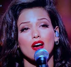 Lumière des projecteurs qui réchauffent mon coeur, tout au fond de moi je n'ai plus jamais peur ! Hier La Belle Tal Etait Dans L Emission Les Victoires De La Musique Ou Elle Interpreter Le Sens De La Vie Votre Source Sur Tal Selena Gomez Rihanna
