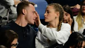 Kerem bürsin ve serenay sarıkaya'nın 'heyecan bitti' mazeretiyle ayrıldığını öğrendik birkaç gün kerem bürsin yaptığı işlerde bir türlü dikiş tutturamıyor, serenay sarıkaya ise 'alice müzikali'nde. Kerem Bursin E Serenay Sarikaya Soruldu Bebek Haberleri