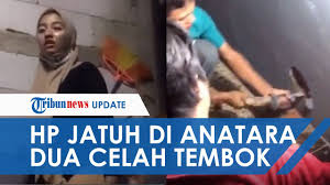 Video link anime tik tok viral andaikan saat itu hp ku tidak jatuh wibu bingitt ariis putra. Viral Video Bikin Konten Tiktok Berujung Bobol Tembok Rumah Jadi Sandaran Hp Hingga Terjatuh Youtube