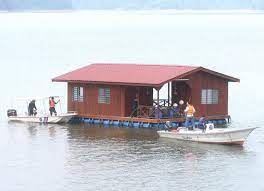 Houseboat atau rumah bot adalah sebuah bot bersaiz besar yang dilengkapi pelbagai kemudahan yang lengkap termasuk katil, dapur, bilik air, peti sejuk, ruang menonton televisyen, ruang tamu dan ruang makan yang pastinya membuatkan anda merasa selesa seperti berada di rumah sendiri. Musim Tengkujuh Datang Lagi Tasik Kenyir Diserbu Pelancong Lubuk Ikan Buat Kaki Pancing Destinasi Mstar