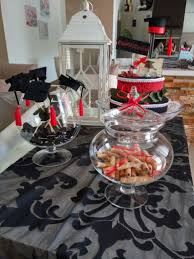 L'ultimo tra gli addobbi natalizi fai da te in pannolenci che ti proponiamo è un albero di natale. Addobbi Tavolo Laurea Torta In Pannolenci Idee Per Feste Di Laurea Decorazione Festa Di Laurea Idee Per La Laurea