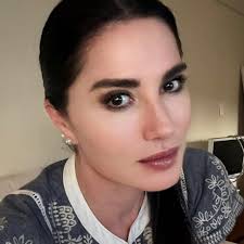 Ojalá las encuestas funcionaran para que la señora diera resultados, cada  tercer día difunden una encuesta, deberían de difundir pruebas de los  éxitos, así no harían el ridículo, chayotero!!!