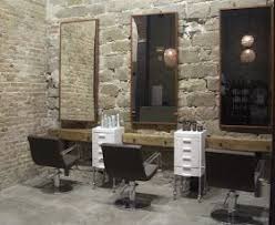 We are the premier barber shop & spa in cambodia for the classic haircut, deluxe hot towel shave, relaxing facial, foot, body massages, & body waxing. Mes Caprices Belges Decoracion Interiorismo Y Restauracion De Muebles Quedamos En La Peluqueria Hair Salon Decor Hair Salon Interior Salon Interior Design