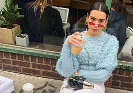 The stunner began turning heads by posting covers on youtube and by 2015 she had signed with warner music. Singer Dua Lipa And Her Family Parents Siblings Boyfriend Bhw