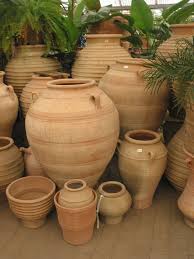 Hier Ist Unser Geschaft Fur Griechische Terrakotta Wir Haben Schone Grosse Und Kleine Topfe Oder Glaser Di Large Garden Pots Large Terracotta Pots Greek Garden