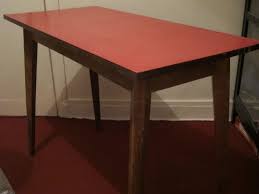 A Vendre Jolie Table En Formica Rouge Des Annees 50 60 Tres Originale Pieds Compas En Bois Ideal Pour Donner Une Touche De Couleur A Votre Cuisine Salon Ou