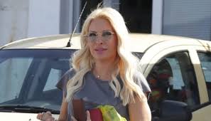 Ο επίγειος παράδεισος της ελένης μενεγάκη δεν είναι άλλος από τα άχλα της άνδρου, εκεί που γνώρισε τον άντρα της μάκη παντζόπουλου και της άλλαξε όλη της τη ζωή! Elenh Menegakh Epistrofh Sthn Andro Pozarei Sta Axla Xwris Ixnos Makigiaz Fwto Irafina