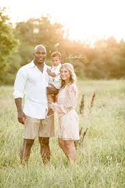 A Family Poses In Front Of A Golden Sunset For Their Family Photographs Summer Family Pictures Family Picture Outfits Family Picture Poses