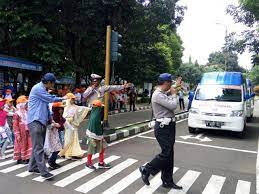 Fasilitas bagi pejalan kaki, baik itu. Ini Teknik Menyebrang Yang Baik Dari Polisi Panduan Pembeli Mobil123 Com