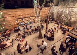 Furniture yang modern, dan aksen anyaman bambu pada kanopi bar. Desain Cafe Outdoor Paling Cantik Sedunia Inspiratif