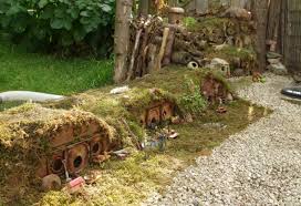 Dieser Mann Entdeckte Eine Mauseplage In Seinem Garten Und Beschloss Ein Dorf Fur Sie Zu Bauen Diy Bastelideen