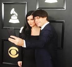 Tanti auguri laura pausini, baci e felicità con paolo carta tgcom24 laura pausini: Laura Pausini E Paolo Carta Ai Grammy Awards Look E Red Carpet Moda Uomo Lifestyle Menchic Itmoda Uomo Lifestyle Menchic It
