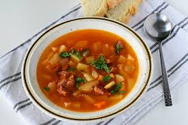 Salata spalata si taiata fasii o adaugam in supa fierbinte, apoi adaugam afumatura si ceapa calite. Ciorba De Cartofi Cu Afumatura BucÄƒtÄƒria Urecheatei