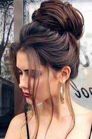 Styling silvesterfrisuren zum nachstylen brigitte. Riesiger Dutt Mit Viel Volumen Frei Fallende Lange Strahnen Roter Lippenstift Bun Hairstyles For Long Hair Easy Bun Hairstyles For Long Hair Long Hair Updo