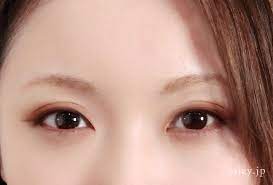一重 奥二重もok 色素薄い系メイク ドファサルメイク のやり方 次にドファサルメイクの基本 赤のアイシャドウ をのせていきます 初めてやるからそこまで赤を主張したくない という人は目尻側にだけそっと馴染ませる程度で 色素薄い 色素薄い