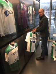 Последние твиты от fc groningen english (@fcgroningen_en). Fc Groningen On Twitter Vorige Week Heeft Dhr Buitjes Ons Een Serie Historische Shirts In Bruikleen Gegeven Voor De Fc Groningen Experience Zo Is Er Nu Een Origineel Eerste Shirt Uit Het