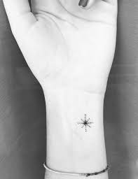 50 Kleine Tattoos Frauen Die Schonsten Motive Mit Bedeutung Kleine Tattoos Kleine Tattoos Frauen Tatowierungen