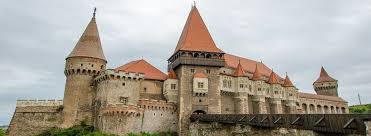 Castelul de la hunedoara a fost construit in secolul xv de catre ioan de hunedoara. Castelul Corvinilor Din Hunedoara Villa Etiquette Cazare In Deva Hunedoara