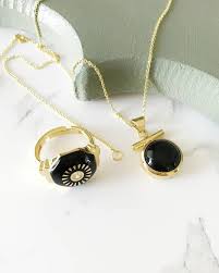 Roze More On Instagram Mineli Goz Yuzuk Oniks Tasli Kolye 925 Ayar Gumus Uzeri 22 Ayar Altin Kaplama Minimal Tasarimlar Ucretsiz Necklace Jewelry Rings