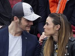 La chroniqueuse du mad mag sur nrj 12, capucine anav, était en effet accompagné de son cher et tendre louis sarkozy. Rumeurs Capucine Anav Boycottee Par Sa Belle Famille Star 24