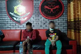 Ada, tapi orang yang sok ini aslinya memang orang kaya. Sok Jagoan Dua Pemuda Pengangguran Ini Aniaya Sejumlah Warga Dan Bacok Wartawan