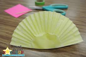 With valentine's day just around the corner it's easy to find heart cupcake liners at craft or grocery stores. Mother S Day Craft Cupcake Liner Flowers Firstgraderoundup