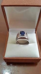 Jalan acaranya pun diselimuti tradisi suatu daerah, penyerahan hantaran dan pemasangan cincin. Cincin Pria Emas Berlian Batu Safher Www Pabrikcincinnikah Com Cincin Pria Cincin Cincin Tunangan