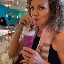 Betty Derks's Instagram, Twitter & Facebook