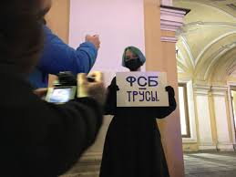 О том, что яд нанесли на трусы (как? D7dcmjhsow7 Ym