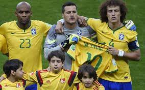 Scène surréaliste hier soir, à porto alegre, lorsque les hymnes de la france et du honduras ont tout simplement été zappés par l'organisation, la faute à une coupure de courant. Mondial 2014 David Luiz Et Cesar Tiennent Le Maillot De Neymar Le Parisien