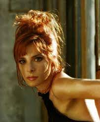 Nager dans les eaux troubles des lendemains attendre ici la fin flotter qui pourrait m'empecher de tout entendre quand la raison s'effondre a quel sein se vouer qui peut pretendre nous bercer dans son ventre. Biographie De Mylene Farmer Gautier