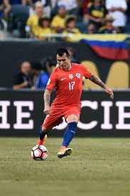 Una imagen a la que ya no estábamos acostumbrados, gary medel tuvo un altercado con un jugador de paraguay cuando se iban a los vestuarios. Las Mejores 11 Ideas De Gary Medel El Pitbul Seleccion Chilena Futbol Chile Gary Medel